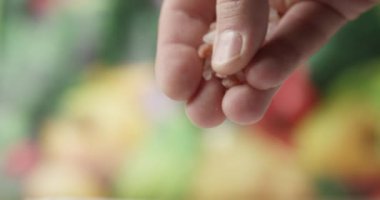 Arka planda sert pembe Himalaya tuzu ve yeşil sebzeli parmak tuzu