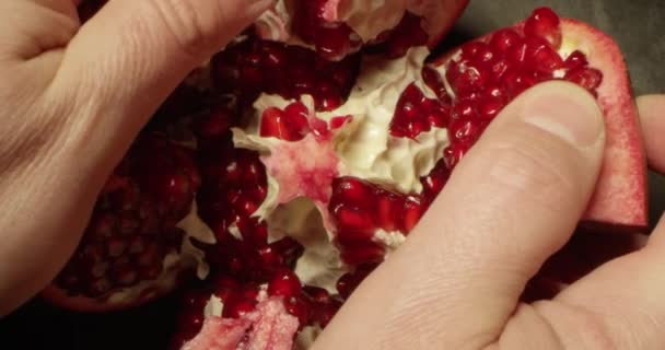 Άνοιγμα Ενός Pomegranate Φρούτα Ένα Top Shot Μαύρο Φόντο — Αρχείο Βίντεο
