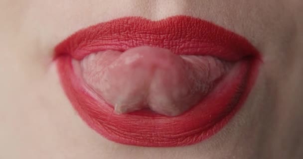 Una Foto Macro Una Mujer Mostrando Lengua Con Lápiz Labial — Vídeos de Stock