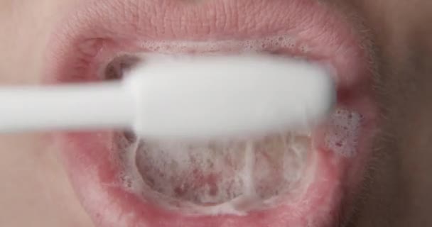 Escovar Dentes Com Uma Pasta Escova Dentes Tiro Perto Lábios — Vídeo de Stock