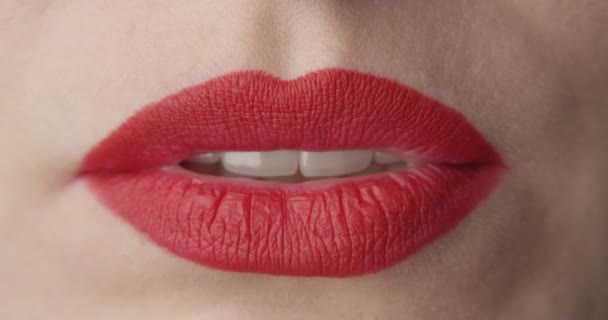 립스틱과 허쉬와 침묵을 보여주는 손가락으로 입술의 매크로 — 비디오