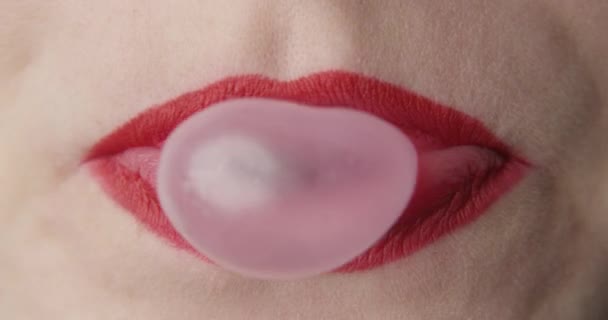 Γυναίκα Κόκκινα Χείλη Φυσώντας Μεγάλη Φούσκα Μια Τσίχλα Γεμίζοντας Ολόκληρο — Αρχείο Βίντεο