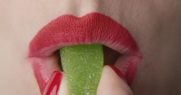 Boca Con Lápiz Labial Rojo Comiendo Caramelo Jalea Verde Macro — Vídeos de Stock