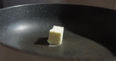 Kızartma tavasında tereyağı eriyor Kırmızı Kamera 'da yakın çekim