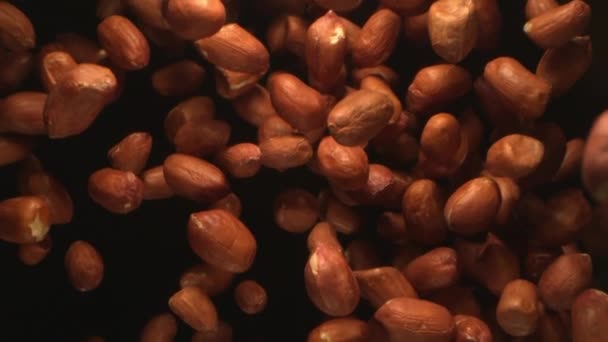 Ένα Pile Peanuts Ρίχνονται Στον Αέρα Που Φέρουν Υψηλή Ταχύτητα — Αρχείο Βίντεο