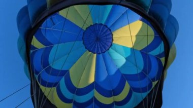 Mavi ve Sarı Hava Balonu havada süzülüyor