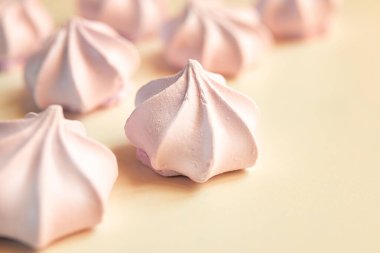 Fransız kurabiyeleri ya da masada marshmallow zephyr.
