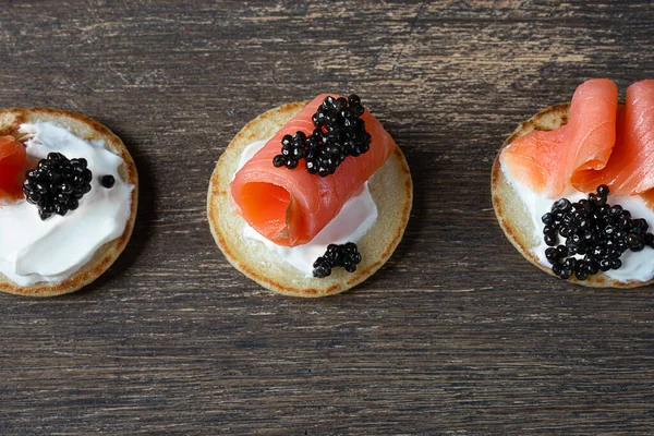 Blini Pancakes Black Sturgeon Caviar Salmon Wooden Table — Fotografia de Stock