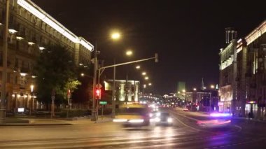 Moskova, Rusya, 25 Ağustos 2021: Bolshaya Polyanka caddesinin köprüye doğru uzun pozlu çekimi. İyi akşamlar. Yoğun trafik. Zaman Uygulaması