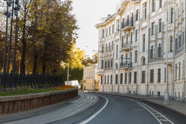 Moskova, Rusya. Yauzsky Bulvarı. Ekim ayının güneşli bir günü. Eski bina