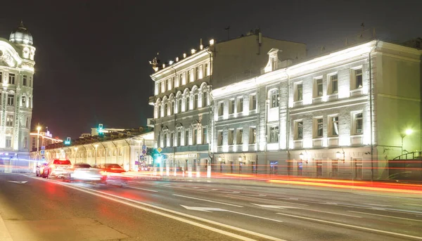 モスクワ ロシア 2021年10月12日 Vozdvizhenka通りとの交差点付近のモホバヤ通りの夕景 車の痕跡 — ストック写真