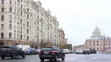 Moskova, Rusya, 15 Ekim 2021: Triumphalnaya Meydanı (Bahçe yüzüğü) yakınlarında sonbahar sonu. Arabalar yüksek hızla geçiyor.