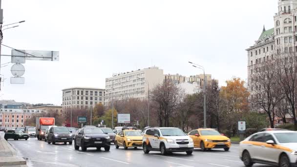 モスクワ ロシア 2021年10月15日 ガーデンリング Sadovaya Triumphalnaya 赤い信号近くで停車 — ストック動画