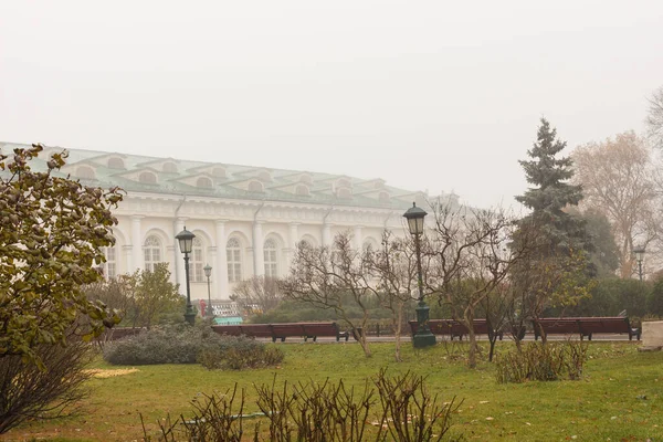 Niebla Pesada Moscú Rusia Noviembre Jardín Alexander Cerca Del Kremlin —  Fotos de Stock