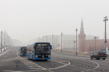 Moskova, Rusya, 2 Kasım 2021: Yoğun sis. Moskvoretsky köprüsü Moskova nehri üzerinde. Bus.