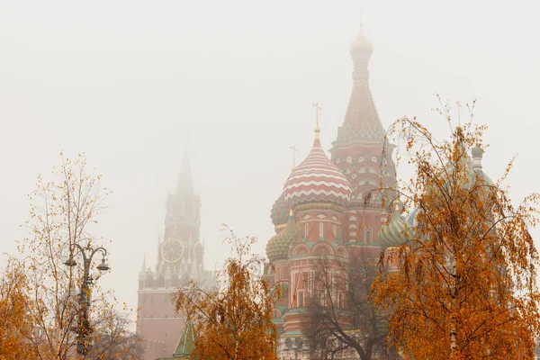 Moscovo Rússia Névoa Pesada Perto Kremlin Novembro Torre Spasskaya Basil — Fotografia de Stock