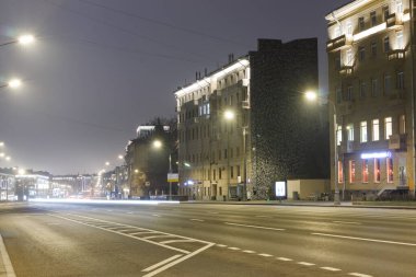 Moskova, Rusya, 2 Kasım 2021: Bolotnaya meydanına doğru giden boş Yakimanka caddesinin gece görüşü