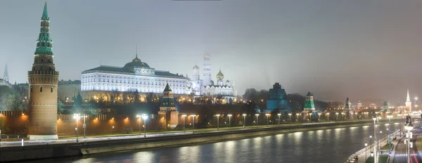モスクワ ロシア クレムリンの夜のパノラマビュー グレートクレムリン宮殿 11月霧の多い天気 — ストック写真