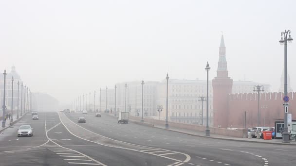 Moskau Russland 2021 Starker Nebel Moskworezki Brücke Über Den Fluss — Stockvideo