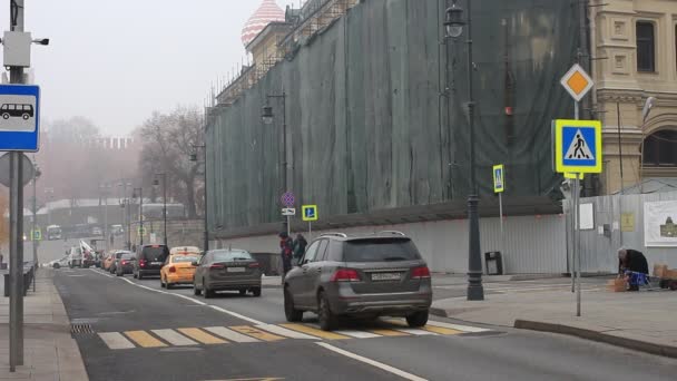 モスクワ ロシア 2021年11月2日 Varvarka通りでの霧の天気 建物の再建 モスクワクレムリンを背景に — ストック動画