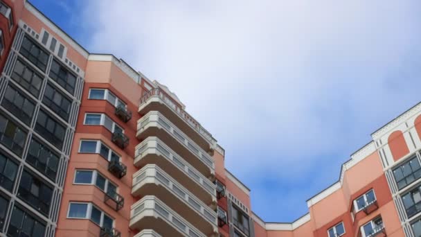 Nubes Volando Sobre Casa Del Apartamento Cielo Azul Timelapse 10X — Vídeos de Stock
