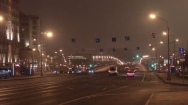 Moskova, Rusya. 2 numara. 2021: Bolşoy Kamenny Köprüsü 'nde Bolotnaya Meydanı yakınlarındaki Moskova nehri üzerinde trafik vardı. İyi akşamlar. Zaman Uygulaması
