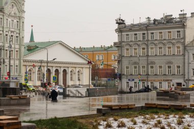 Moskova, Rusya, 11 Kasım 2021: Seanon 2021 / 22 'de yağan ilk kar. Merkez. Mokhovaya caddesiyle Vozdvizhenka caddesinin kesiştiği yer. Çimlere kar yağıyor..