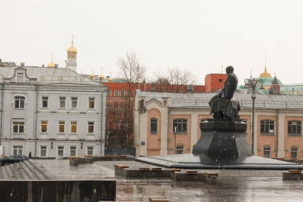 Mosca Russia Novembre 2021 Neve Pioggia Centro Mokhovaya Monumento Scrittore — Foto Stock
