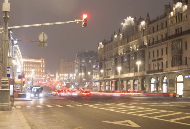 Moskova, Rusya, 19 Kasım 2021 Teatralny geçidini gece görüşü. Karşıya geçen otobüs, araba izleri.