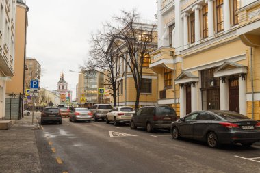 Moskova, Rusya, 26 Kasım 2021: Zamoskvorechye bölgesinde Stremyanny Lane. Arabalar gidiyor. Eski evler. Plekhanov Rus Ekonomi Üniversitesi Binası