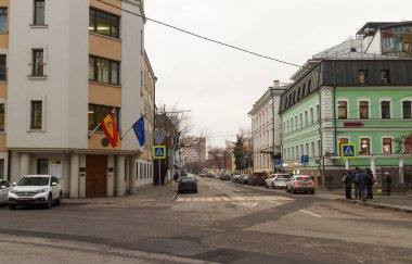 Moskova, Rusya, 26 Kasım 2021: İspanya Büyükelçiliği Konsolosluğu. Schipok Caddesi 'ndeki eski evler.
