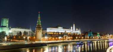 Moskova, Rusya. Kremlin 'in gece panoramik manzarası: dolgu, kuleler, tapınaklar, Büyük Kremlin sarayı. Aralık. Soğuk hava.