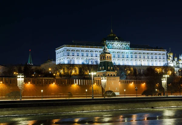 モスクワ ロシア クレムレフスカヤ堤防とクレムリンの夜景 12月 — ストック写真
