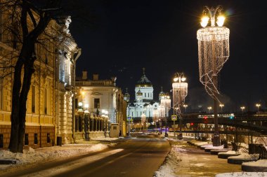 Moskova, Rusya. Sofiyskaya seti gece görüşü. Kurtarıcı Katedrali Crist. Kış. Aralık