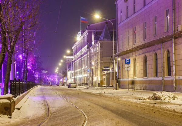 モスクワ ロシア 2021年12月21日 チストルディ通りの夜景 路面電車だ お祭り騒ぎだ 建物の上にロシアの旗のフラッター — ストック写真