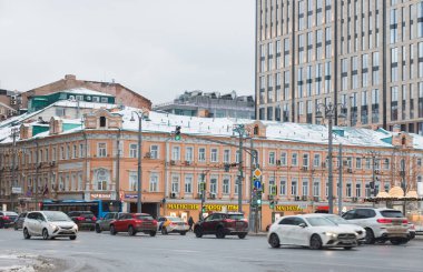 Moskova, Rusya, Ocak 02: 2022: Tverskaya zastava meydanında trafik. Belorussky tren istasyonunun yanında.