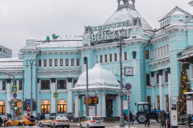 Moskova, Rusya, Ocak 02: 2022 Belorussky tren istasyonu. Girişte bekleyen taksi arabaları. Yeni yıl dekorasyonu. Etiket çevirisi 'Belorussky tren istasyonu'