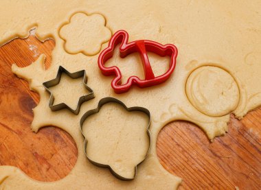 Ev yapımı kurabiye yapma süreci: hamur parçalarını sıkmak