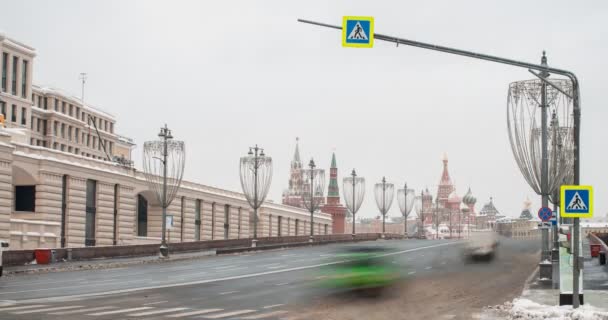モスクワ ロシア 2022年2月2日 Bolshoy Moskovortsky橋での交通 モスクワクレムリンの塔を背景に — ストック動画