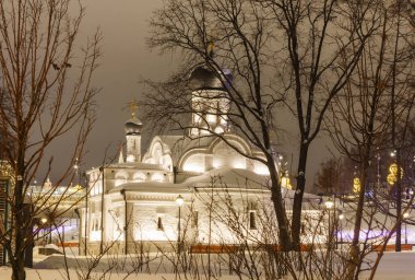 Moskova, Rusya. Bakire Meryem Kilisesi (15. yüzyıl). Zaryadye 'de gece görüşü