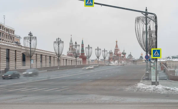 Москва Россия 2022 Движение Большом Москворецком Мосту Башни Московского Кремля — стоковое фото