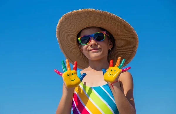 Дитячі Руки Намальовані Фарбами Морі Вибірковий Фокус Хлопчик — стокове фото