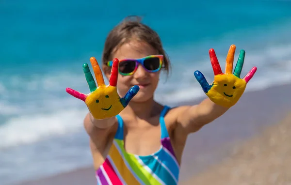 Дитячі Руки Намальовані Фарбами Морі Вибірковий Фокус Хлопчик — стокове фото