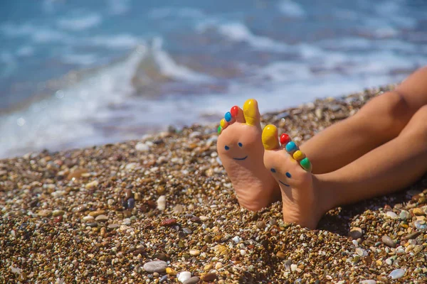 Pés Criança Pintados Com Tintas Mar Foco Seletivo Miúdo — Fotografia de Stock
