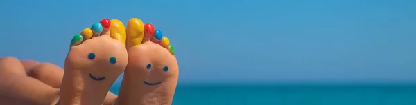 Дитячі Ноги Намальовані Фарбами Морі Вибірковий Фокус Хлопчик — стокове фото