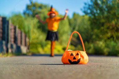 Cadılar Bayramı tatili, kostümlü kız çocuğu. Seçici odaklanma. Çocuk.