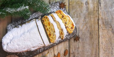 Masada duran çalıntı Noel pastası. Seçici odaklanma. Yiyecek..