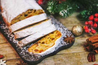 Masada duran çalıntı Noel pastası. Seçici odaklanma. Yiyecek..