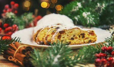 Masada duran çalıntı Noel pastası. Seçici odaklanma. Yiyecek..