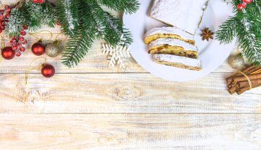 Masada duran çalıntı Noel pastası. Seçici odaklanma. Yiyecek..
